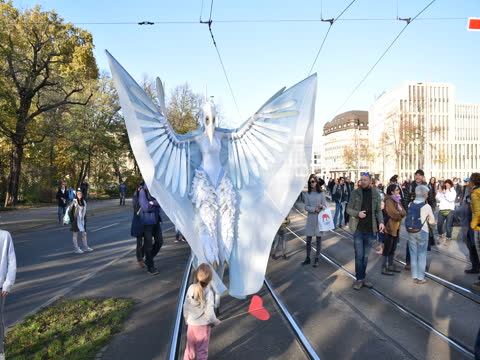 Birdwoman. The artist is Enaya Dateh, coratzel.de